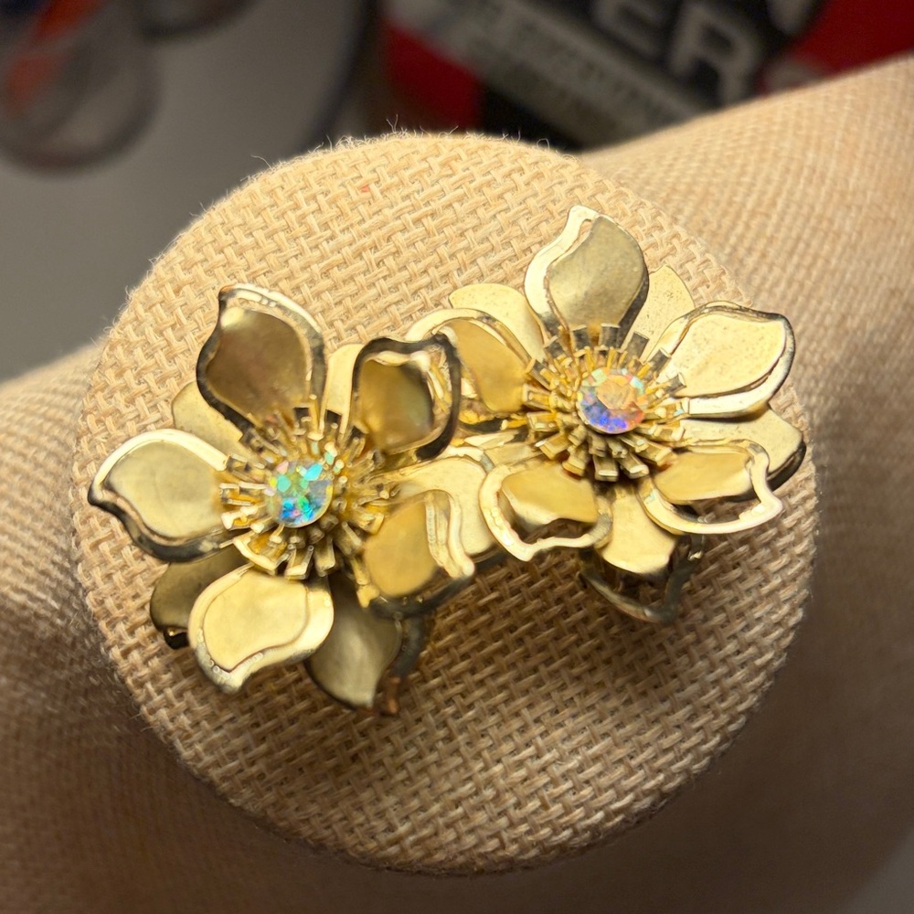 Stunning vintage Gold Floral Earrings  w/ Ab center